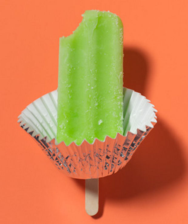18 Upcycling Ideas - Don't stain your shirts anymore by using muffin liners to prevent drips from popsicles.
