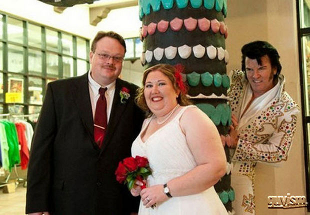 Elvis? - 30 Wedding Photobombs Will Have You Screaming ‘I Do!’ with Laughter