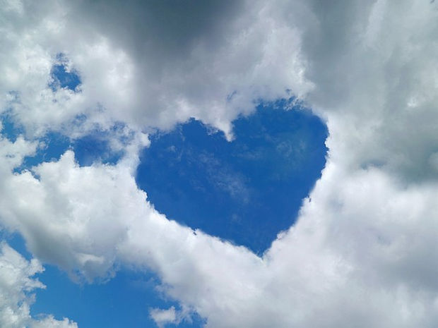 12 Types of Clouds That Are Awesome - Heart - Cloud formations that look like objects.