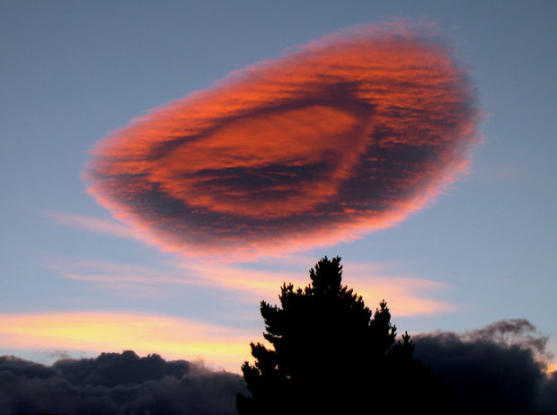 12 Types of Clouds That Are Awesome - Image 3 - Lenticular Clouds.