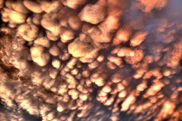 12 Types of Clouds That Are Awesome - Image 3 - Mammantus clouds.