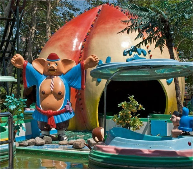 20 Creepy Playgrounds - A pig with breasts...really?
