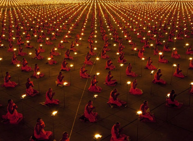 29 Powerful Pictures - 100,000 monks in prayer for a better world.
