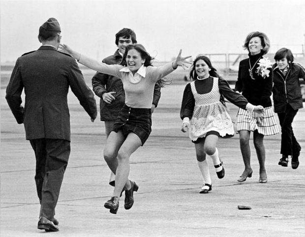 29 Powerful Pictures - Lt. Colonel Robert L. Stirm is reunited with his family after being taken prisoner during the Vietnam war.