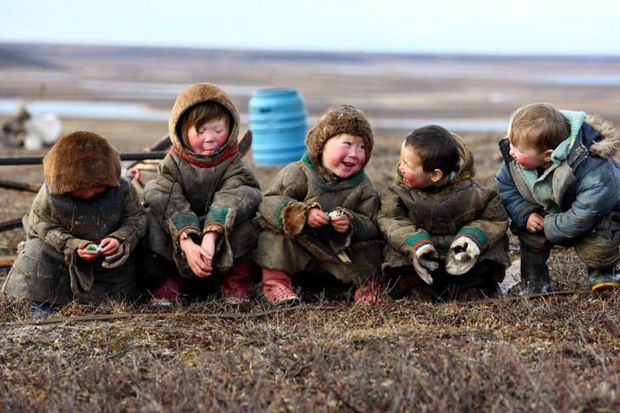 29 Powerful Pictures - Children smiling and enjoying life behind the polar circle.
