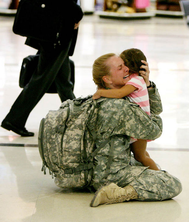 29 Powerful Pictures - After serving in Iraq for 7 months, Terri Gurrola is reunited with her daughter.