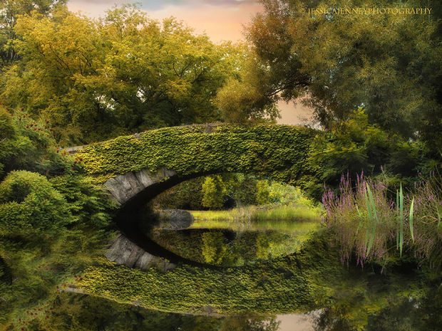 14 Fall Foliage Landscapes - Gapstow Bridge - New York, USA.