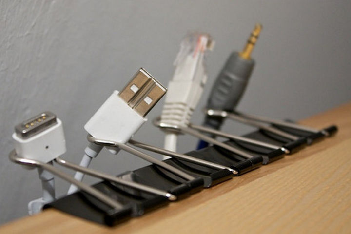 52 Cleaning and Life Hacks - Use binder clips to prevent cables from falling to the floor.