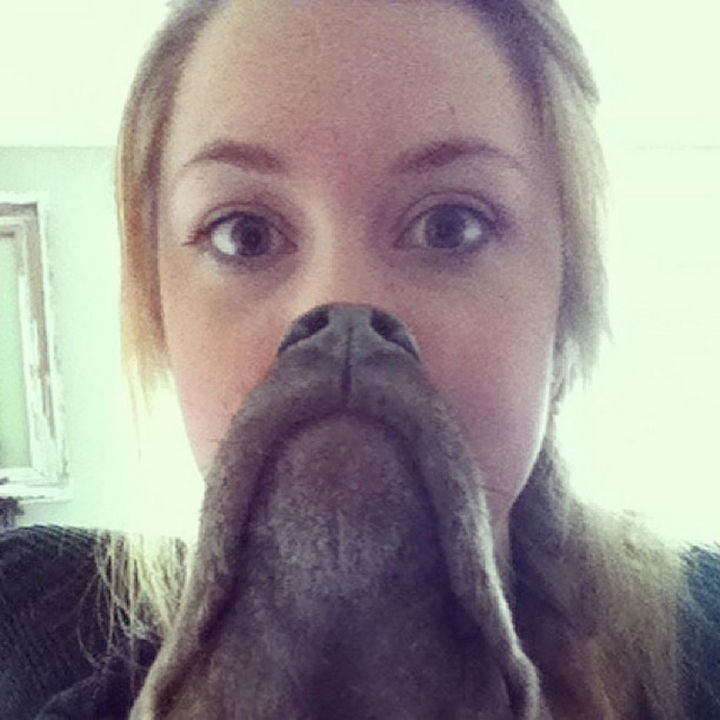 Rockin' a goatee.
