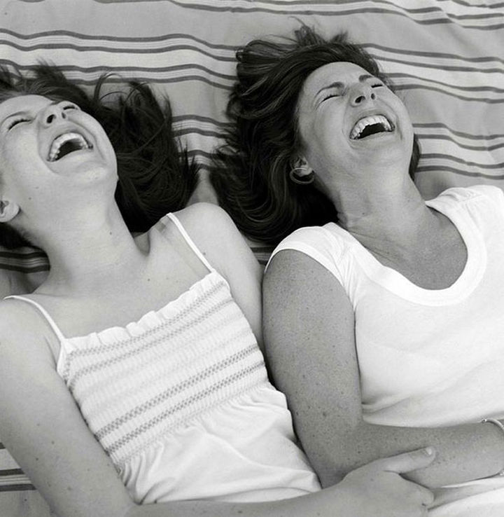 20 Mother and Daughter Pictures - Sharing a laugh with mom is the best.