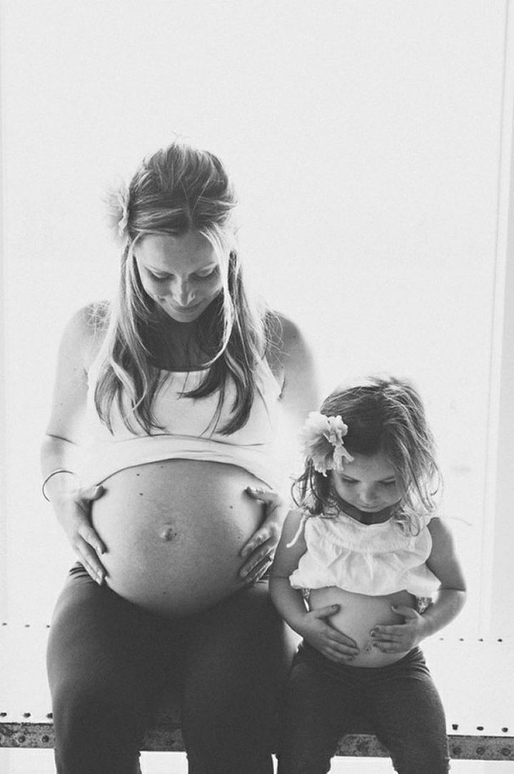 20 Mother and Daughter Pictures - Comparing tummies with mom.