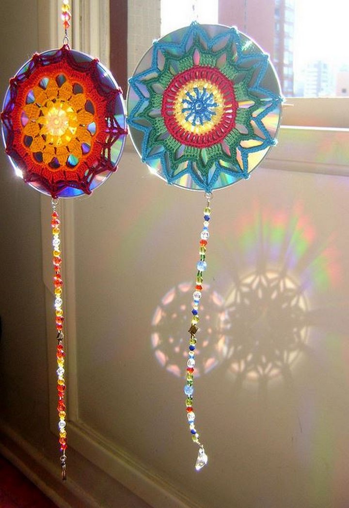 16 DIY Projects Using Old and Scratched CDs - Create unique sun catchers with a CD and some creative crochet work.