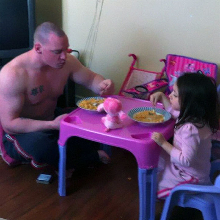16 Super Dads Are Heroes to Their Kids - Daddy having breakfast time with his daughter.