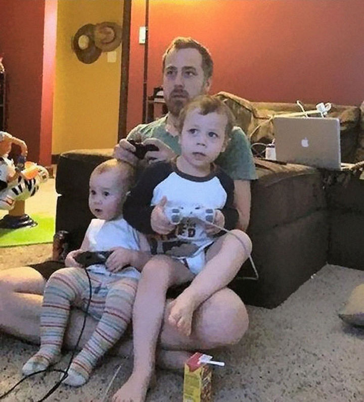 16 Super Dads Are Heroes to Their Kids - Even with the controllers not plugged in, they're having a great time video gaming with Daddy.