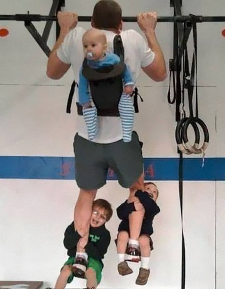 16 Super Dads Are Heroes to Their Kids - This daddy doesn't need to buy weights, he has kids!