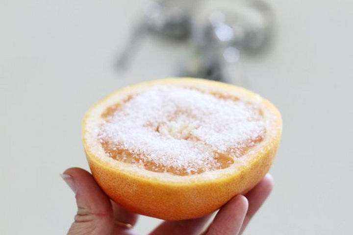 16 Cleaning Tips and Hacks - Clean rust stains in your bathtub using grapefruit and salt.
