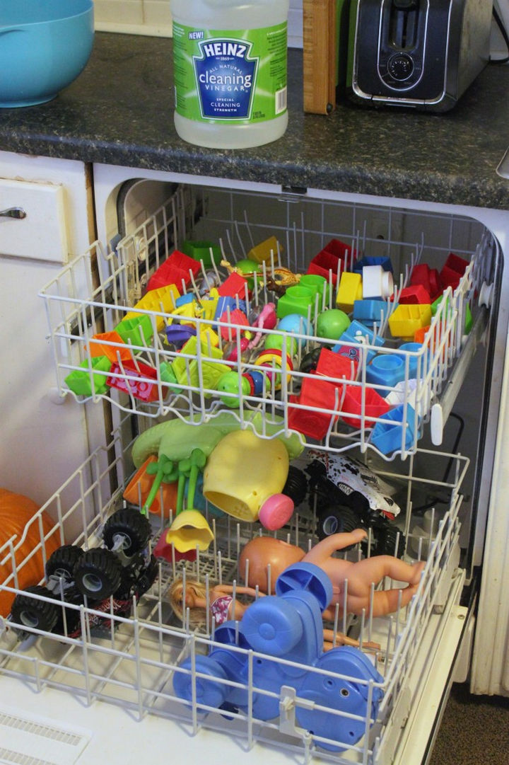 16 Cleaning Tips and Hacks - Clean your kids toys with your dishwasher and vinegar.