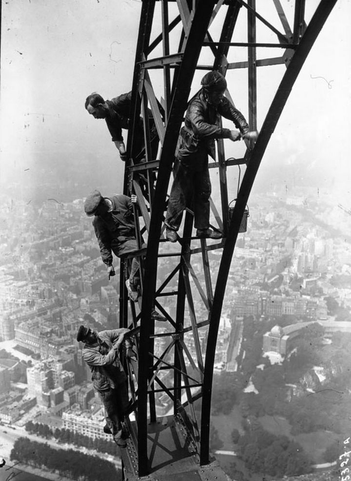 21 Historical Photos - A crew painting the Eiffel Tower, 1932.