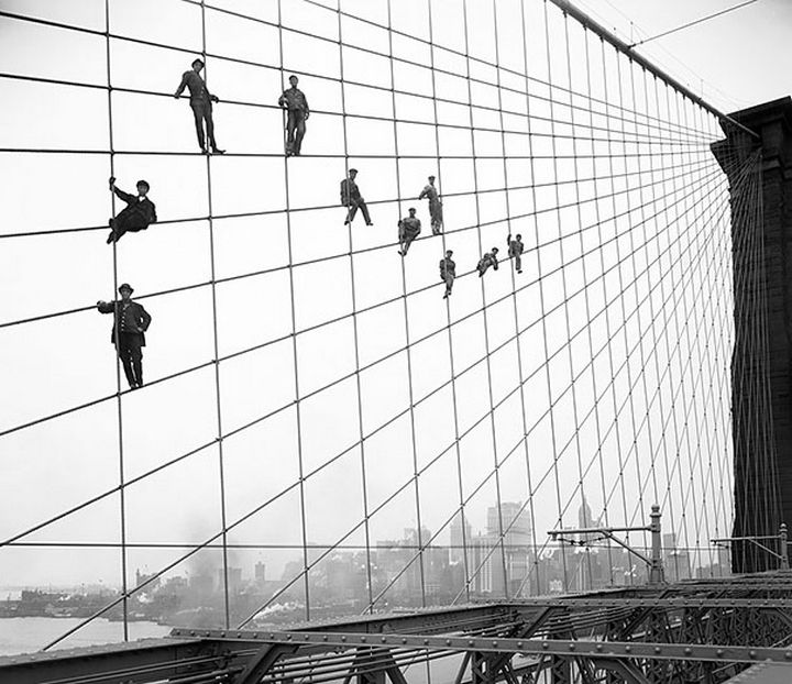21 Historical Photos - Painters suspend themselves on the Brooklyn Bridge, 1914.