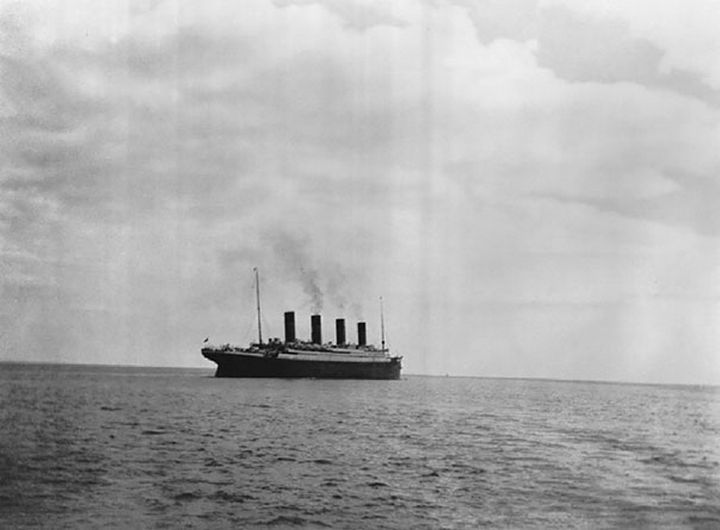 21 Historical Photos - The last known photo of the Titanic on the surface of the ocean, 1912.