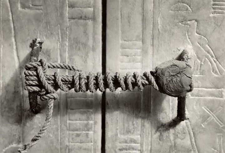 21 Historical Photos - Untouched for 3,245 years, the unbroken seal on Tutankhamun's tomb, 1922.
