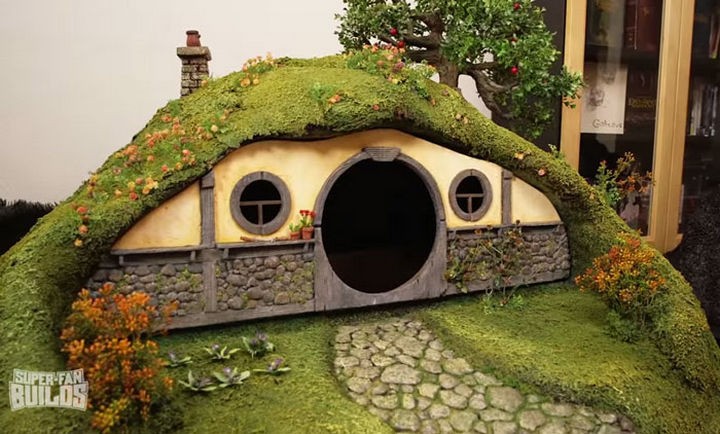 The Lord of the Rings (LOTR) cat litter box has a removable faceplate and is constructed with foam and a fiberglass shell for strength.