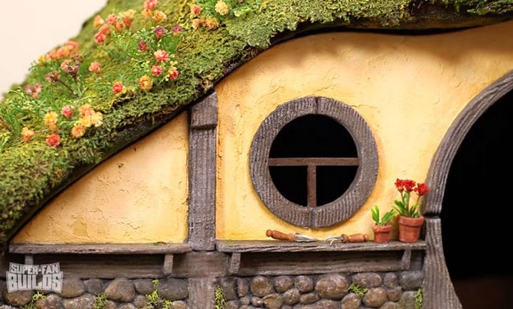 Everything from the moss to the intricate structures are painstakingly detailed in this LOTR litter box.
