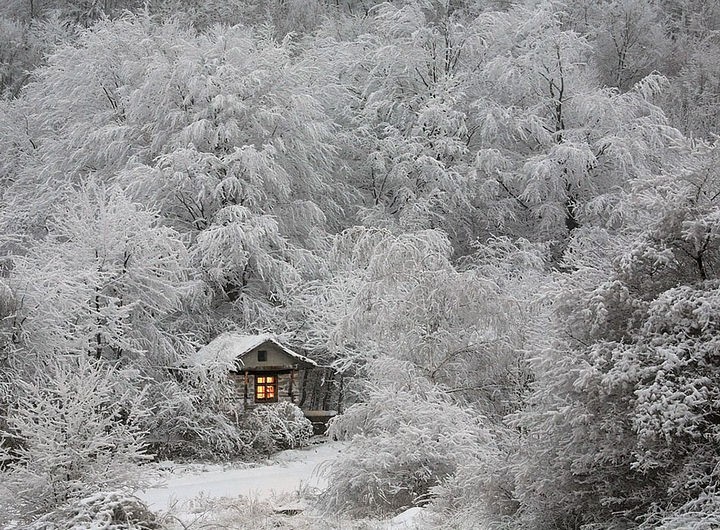 22 Cozy Houses in a Winter Paradise - A frozen winter fairy tale.