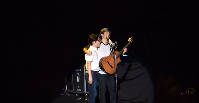 Jason Mraz Invites Fan to Perform Live on Stage in Taiwan