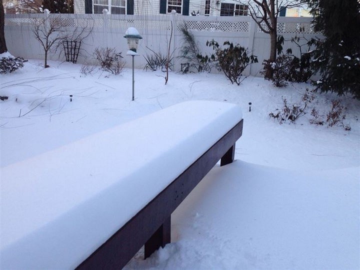 19 Photos Perfectionists Will Love - A perfect snowfall on this bench.
