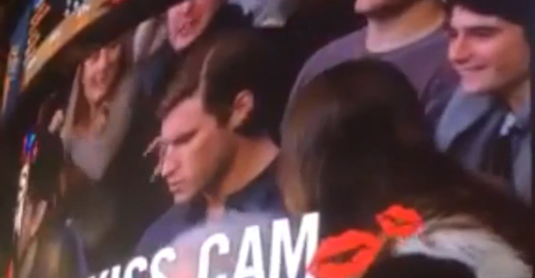 Her Boyfriend Wasn’t Paying Attention to the Kiss Cam so This Woman Did Something Hilarious