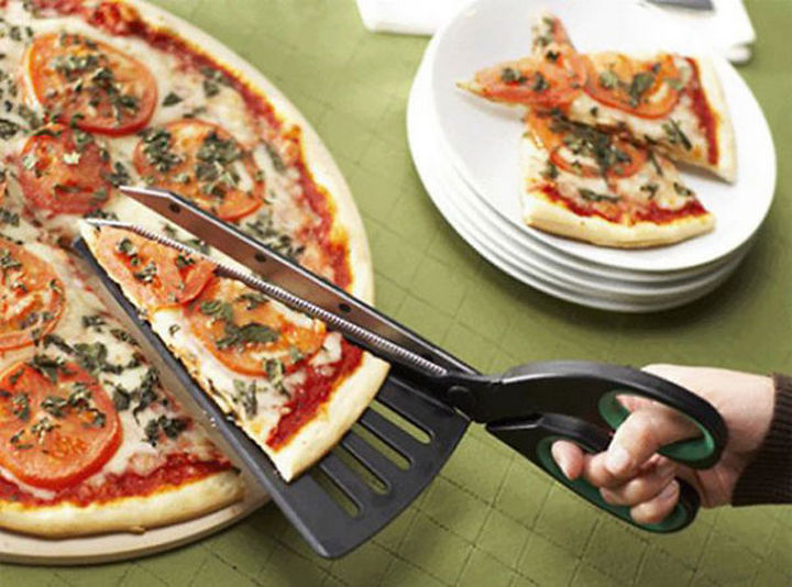 35 Kitchen Gadgets To Make Any Kitchen Guru Happy - Pizza Scissors / Spatula - Cut n Serve.