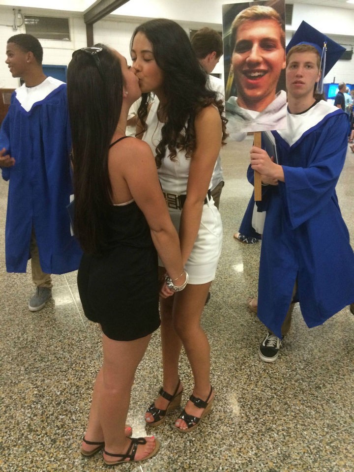 38 Photobombs so Good They Should Have a Sandwich Named After Them - The "Happy Grad" Sandwich.