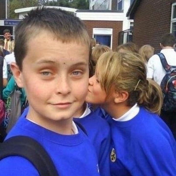 38 Photobombs so Good They Should Have a Sandwich Named After Them - The "Kiss" B.L.T.