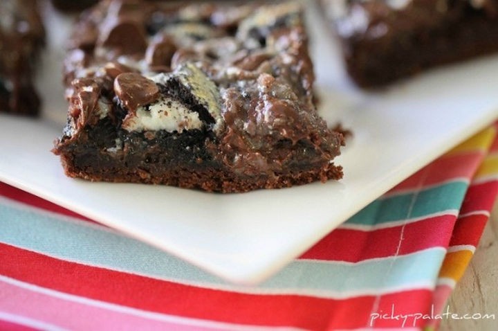 19 Chocolate Cake Recipes That Are Better Than Any Boyfriend - Gooey cookies and cream double chocolate cake bars.