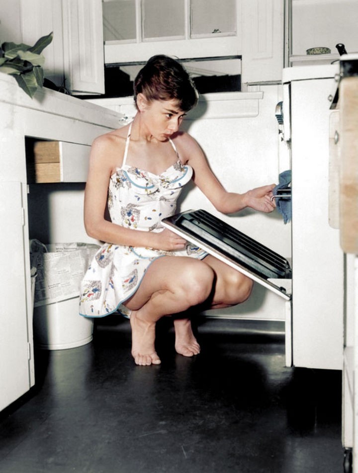 58 Colorized Photos from the Past - Audrey Hepburn.