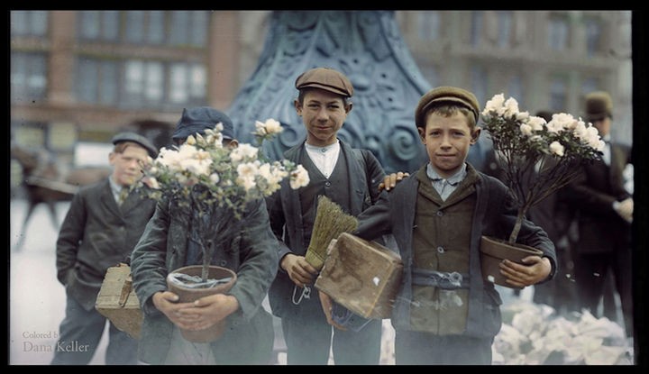 58 Colorized Photos from the Past - Boys buying flowers, 1908.
