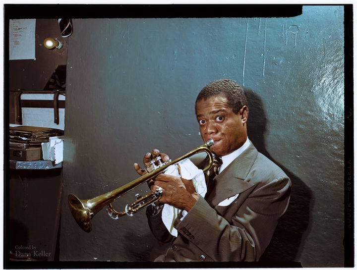 58 Colorized Photos from the Past - Louis Armstrong practicing in his dressing room, 1946.