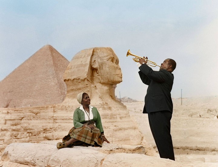 58 Colorized Photos from the Past - Louis Armstrong plays to his wife, Lucille, in Cairo, Egypt in 1961.