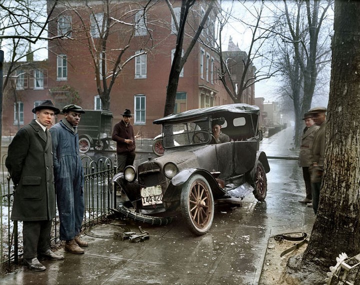 58 Colorized Photos from the Past - A car crash in Washington D.C., 1921.