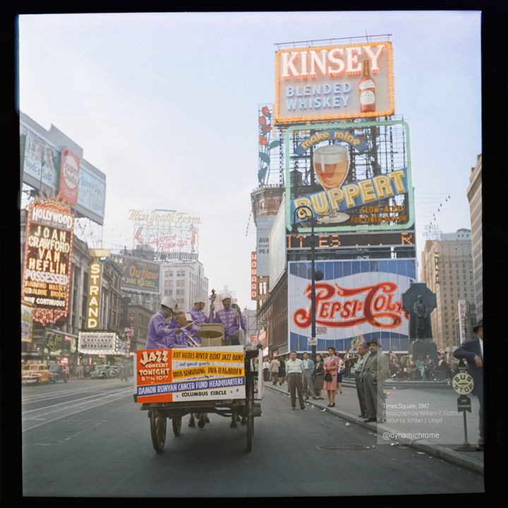 58 Colorized Photos from the Past - Times Square in 1947.