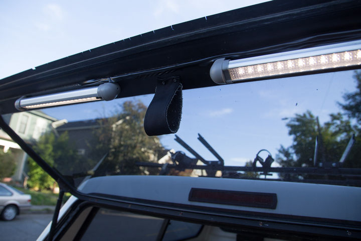 On the truck cab door, LED lights were installed along with a pull handle to make it easier to close the door from the inside.