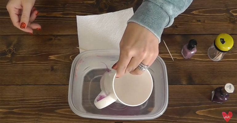 She Dipped a Plain Coffee Mug in Water Mixed With Nail Polish and I Was Blown Away by the Result