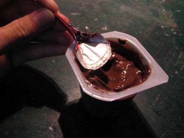51 Crazy Life Hacks - Make your own pudding spoon with the lid.