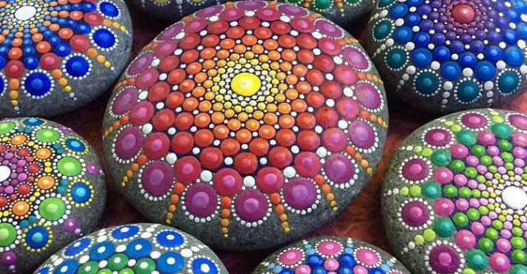 Canadian Artist Creates Beautiful Mandalas on Smooth Ocean Stones