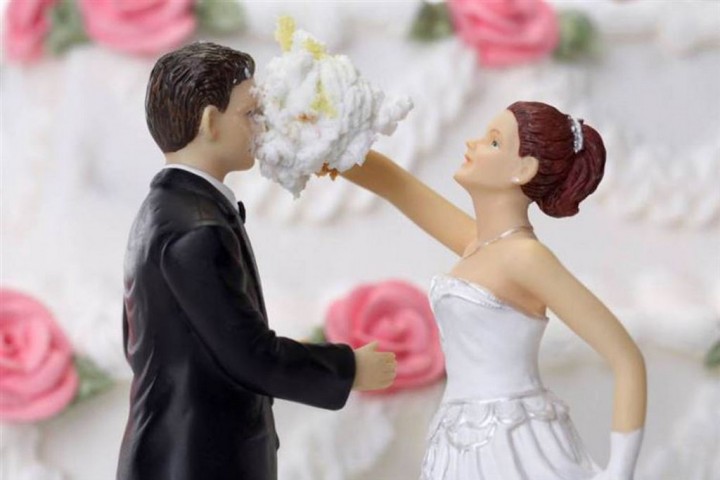18 Funny Wedding Cake Toppers - Someone didn't like the ring