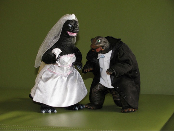 18 Funny Wedding Cake Toppers - Bridezilla.
