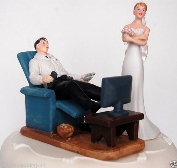 18 Funny Wedding Cake Toppers That Will Make You LOL