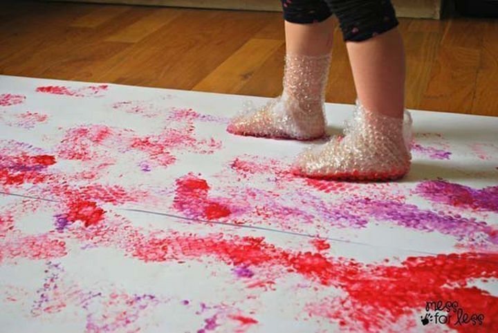 36 Summer Activities for Kids That Cost Less Than $10 - Create stomp paintings with bubble wrap.