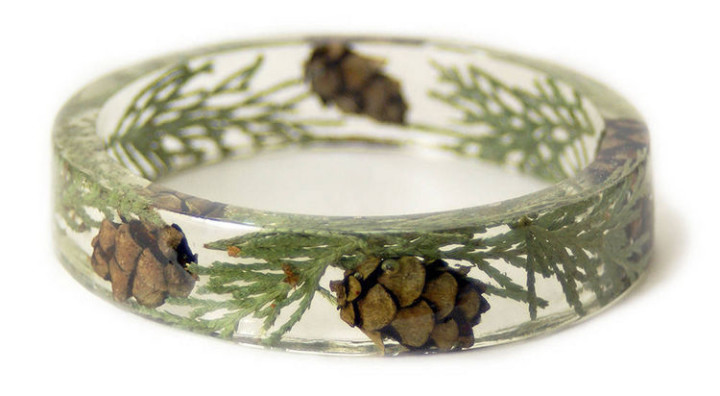 Resin rings and resin bracelets are made of not only flowers but can also be made with plants, pebbles, shells, and so much more.